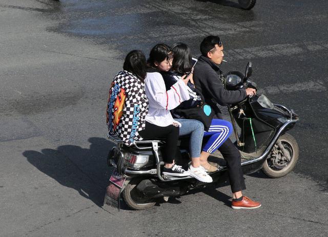 电动车载人新规定出炉一家一辆电动车不够了