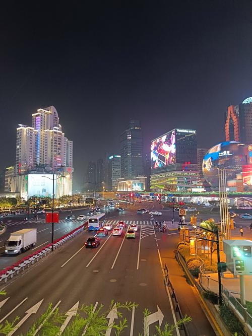 天桥夜景不错,游客不少�