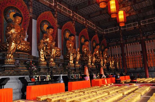 宝莲寺拥有"八殿两阁一院",面积1.64万平方米.