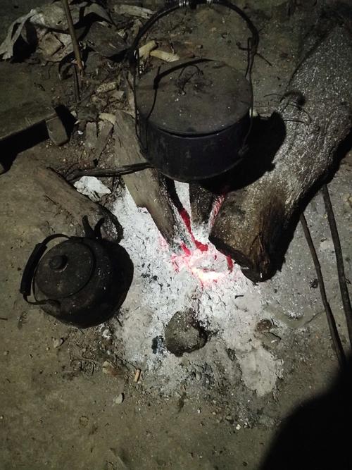 柴火,吊锅,煨水壶,祖祖辈辈传承的生活模式,城里人怎么模仿都不正宗.