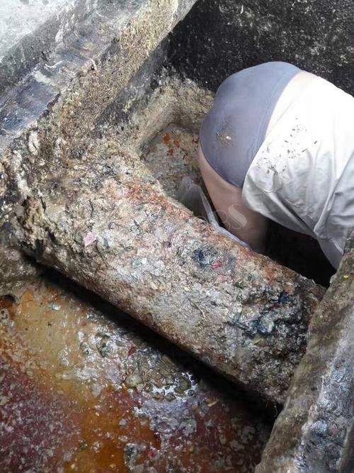 昆山公司有个人脱掉裤子跳进粪坑,结果