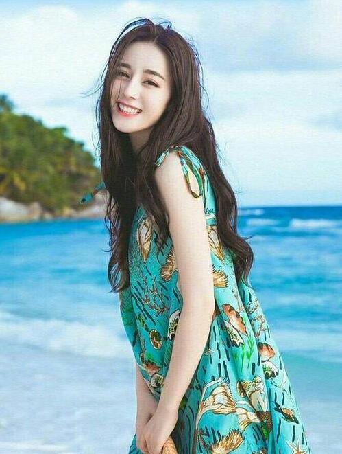 穿上泳装的迪丽热巴有些保守