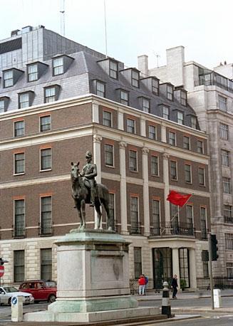 不少中国公民通过电话或电邮向中国驻英国大使馆询问,了解有关情况.