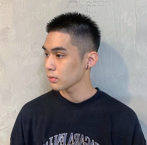 男生"两边铲光"发型过时了?试试这5款清爽造型吧,年轻