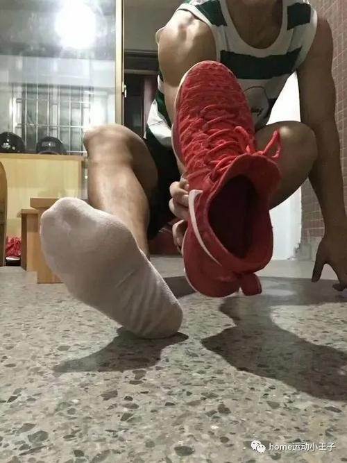 体育生男生穿过的臭白色运动袜子在网上怎么成了抢手货
