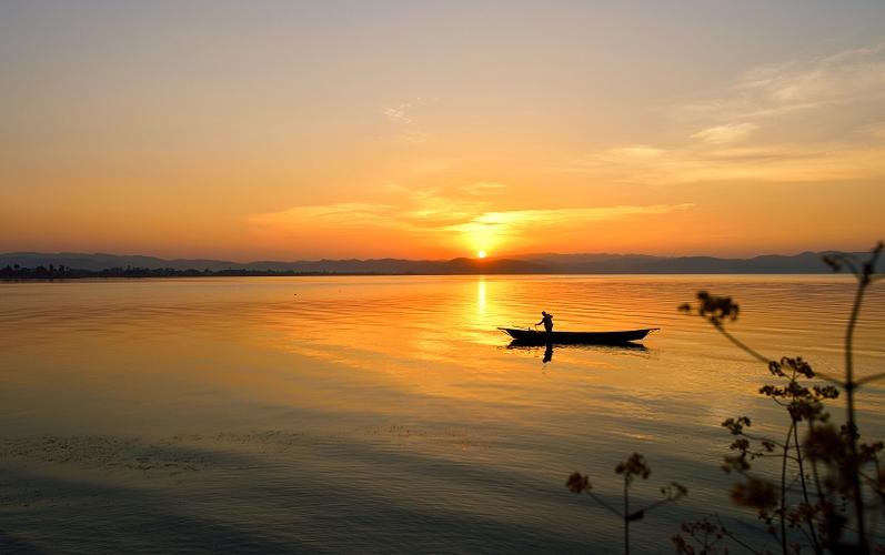 镜湖晚霞吟向城渔舟唱晚伴飞鸿,孤鹜低回缓缓冲.