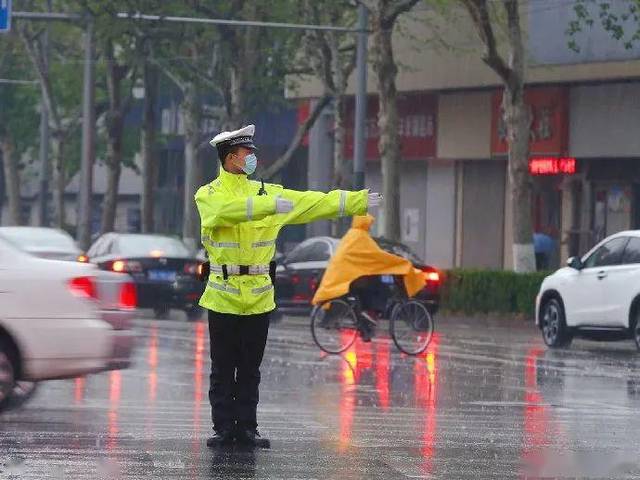 保畅通促安全!山东交警雨中执勤尽职责,坚守岗位保平安!