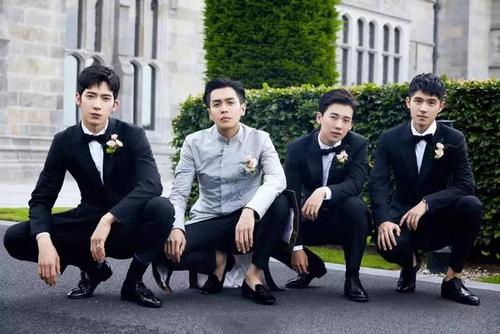 刘昊然和张若昀是在明侦里认识的,开车的时候车速很猛的.