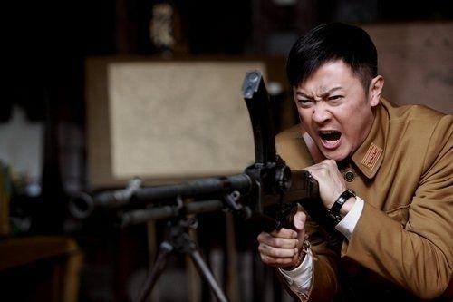 在由他主演的25集近代革命题材电视剧《枪林弹雨》中,印小天首度尝试