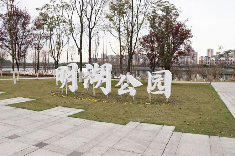 崇州大数据产业园坐落于新网红地明湖公园旁,环境优美,设施齐全.