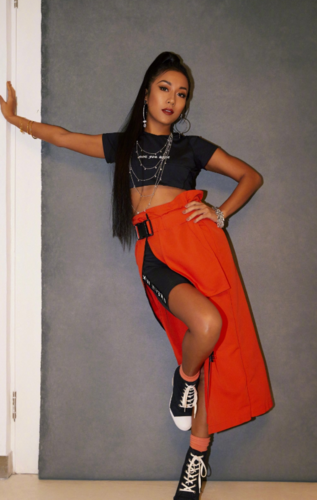 吉克隽逸真够胆,黑美人挑战芭比粉,这么野的女人hold不住