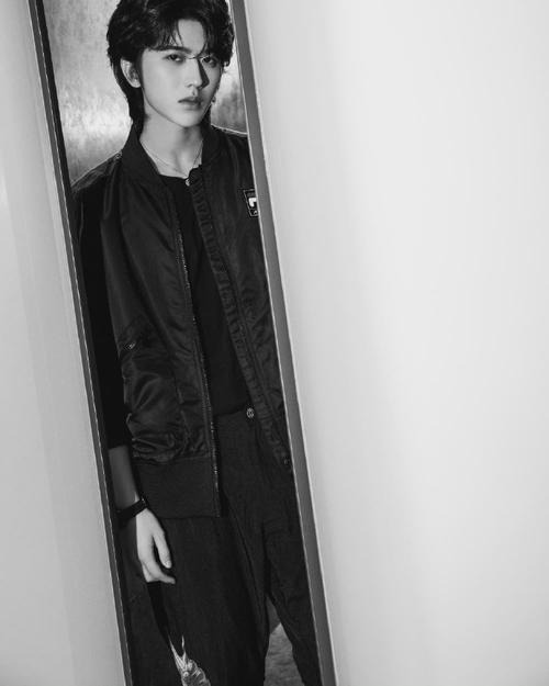 蔡徐坤黑白运动风大片