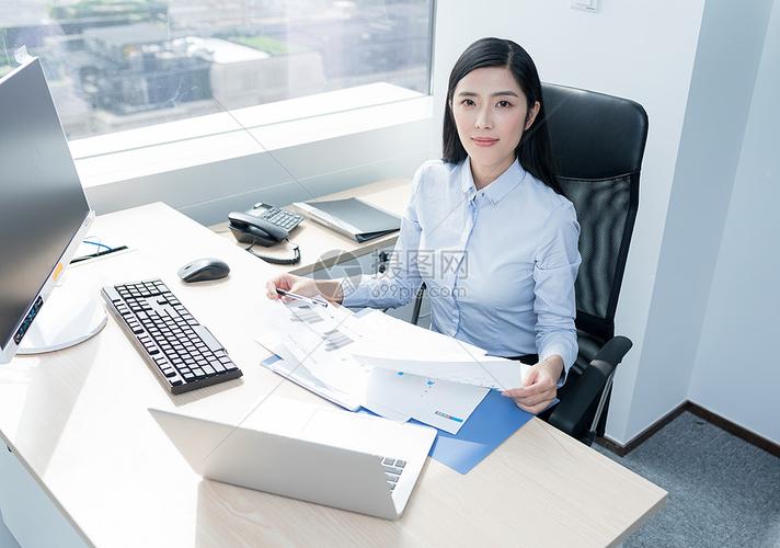 在办公室里工作看报表的商务人士