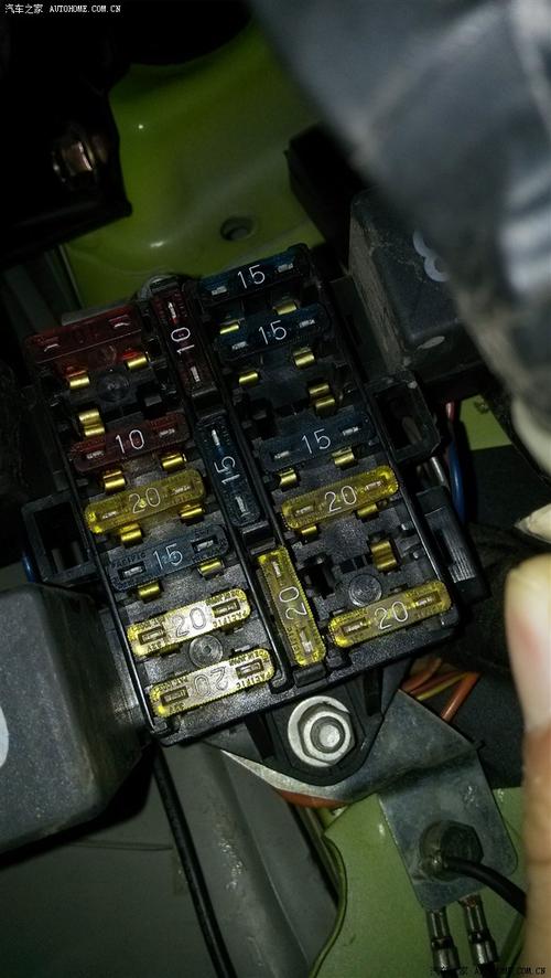 哪位大神帮我看下,qq保险盒里的保险丝哪个是风扇的