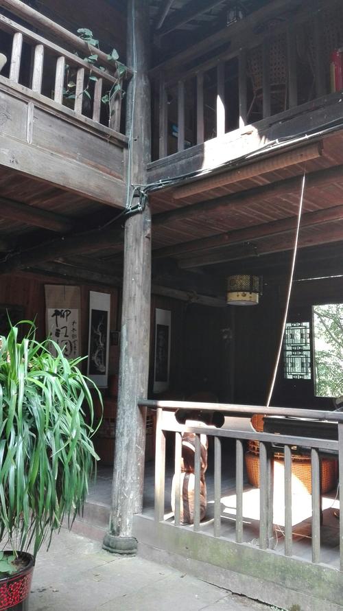 坐在望江客栈的小楼上,听雨望江,仿佛置身于烟雨柳江的诗情画意之中
