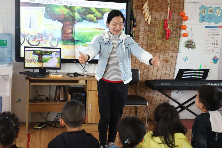 中三班何嘉一妈妈《鸭子骑车记》