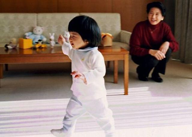 一岁多可以四处走动的爱子公主在东宫宫殿里欢快地跑着,雅子也蹲在地