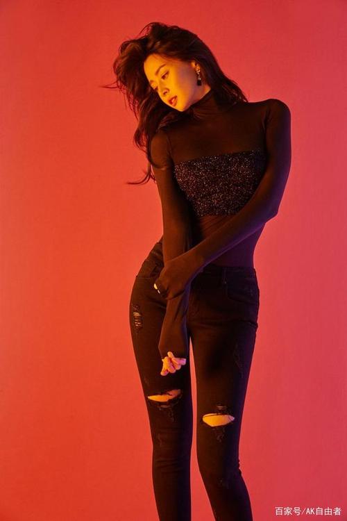 权娜拉不仅有完美的身材比例,更有如女神般的漂亮脸蛋