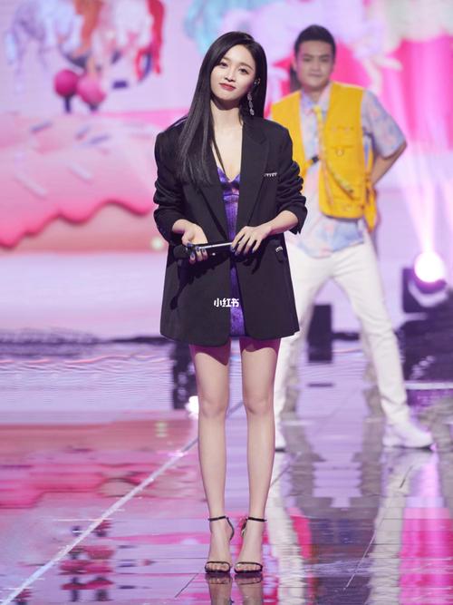 stuart_weitzman 百搭#nudist# 一字带,助@吴宣仪_betty 轻松驾驭