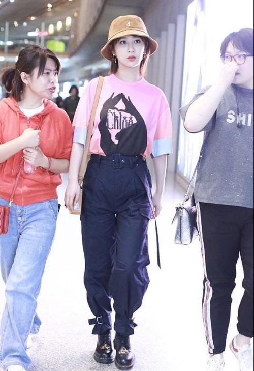 杨紫的少女感一直都在私下里穿粉色印花t恤像小甜妹可爱俏皮