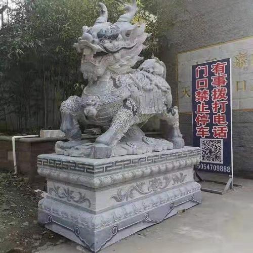 异形雕刻青石麒麟石雕 晚霞红成对石麒麟价格图片
