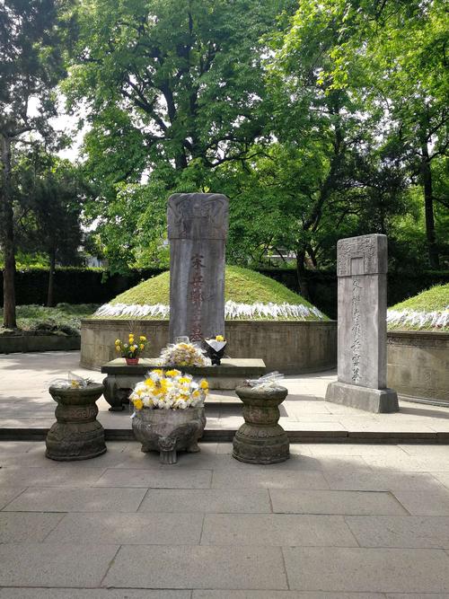 岳飞墓,也称岳坟.