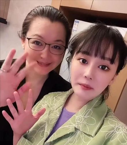 赵本山女儿球球整容成瘾妻子因其病态行为痛哭网友坦言没整前好看神似