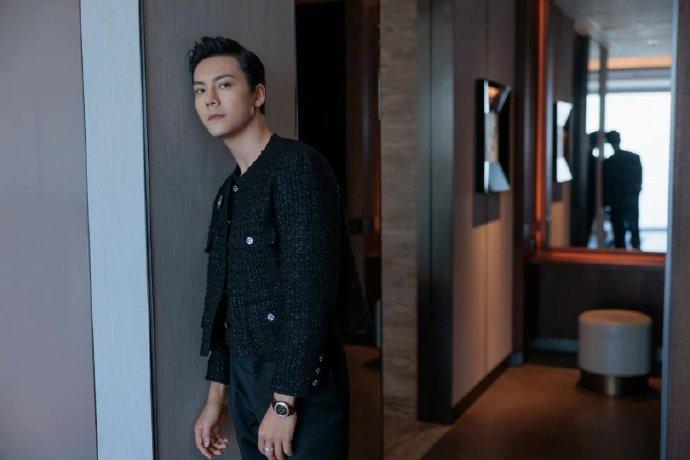 陈伟霆芭莎慈善夜小香风造型##陈伟霆# 三七分背头发型,成熟男子的