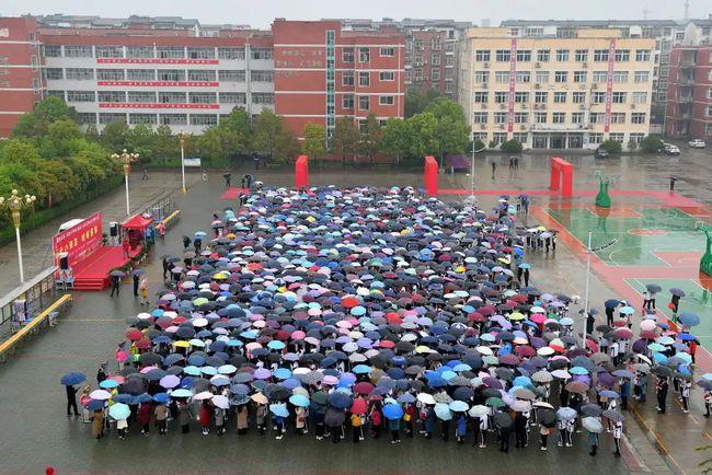 新县二高举行2021届高三成人礼仪式暨60天誓师大会