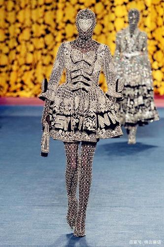 疫情之下,宅在家里看时尚,这样奇葩设计,惊掉了我的