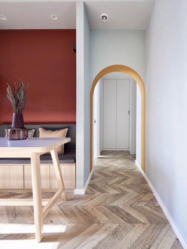 用黄色涂料涂刷出一个完整的门洞造型, 充满巧思和趣味性.