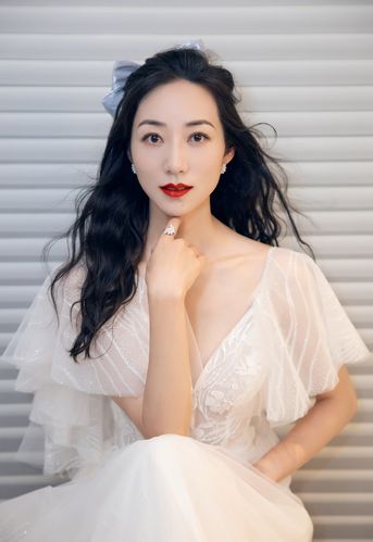 简介:韩雪轻纱裙性感优雅写真图片,分享一组韩雪图片给大家,图中的