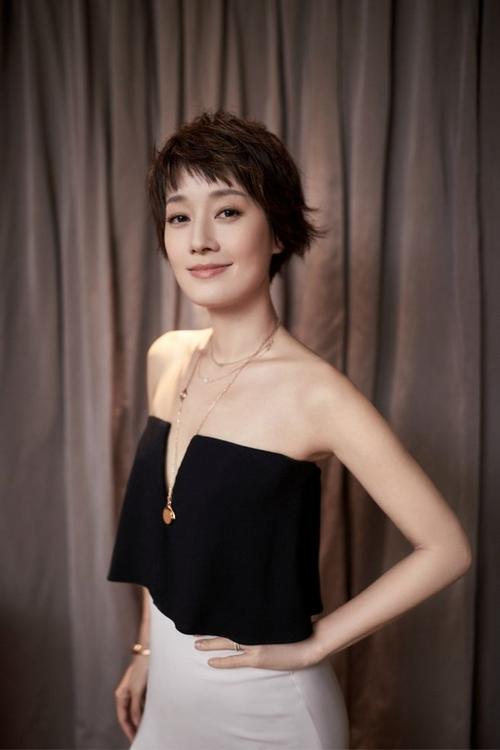 马伊琍身穿bcbg max azria黑白拼色垂坠感长裙,搭配jimmy choo白色