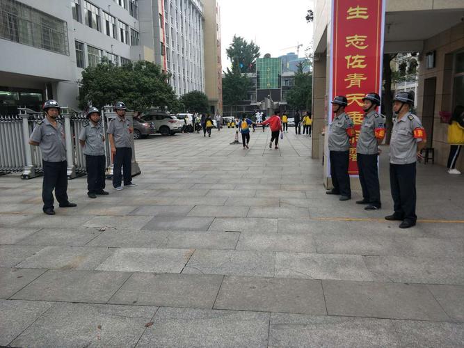 学校保安在校门口值勤