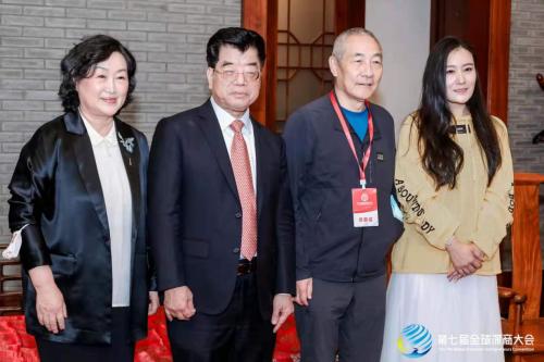 图/从左到右依次为:执行会长林慧,深圳市委原副书记庄礼祥,华大基因