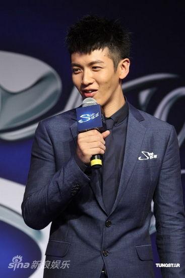 柯震东自曝与萧亚轩关系:还处于模糊阶段