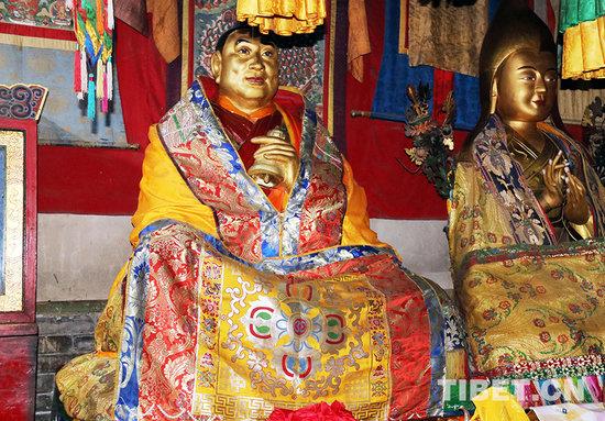 塔尔寺大经堂内十世班禅大师(左)等身像.