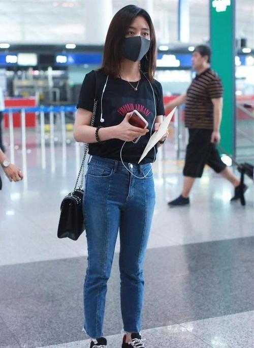 女明星晒牛仔裤私服穿搭,杨幂宋茜大长腿抢镜,赵露思港风味十足