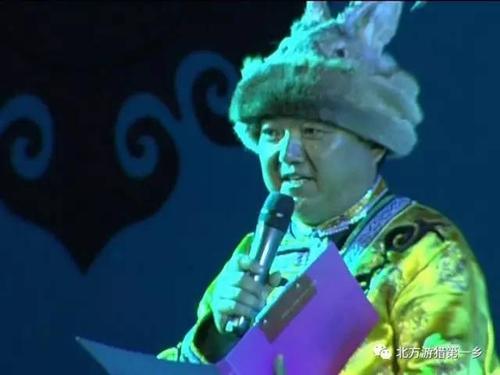 莫迎春 男 鄂伦春族1965年6月11日生于逊克县新鄂鄂伦春族乡,从小受到