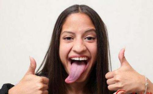 世界上舌头最长的女人,可以轻松碰到眼睛,网友:不敢