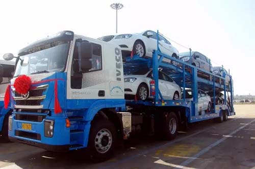 上汽红岩中置轴轿运车正式批量上路运营