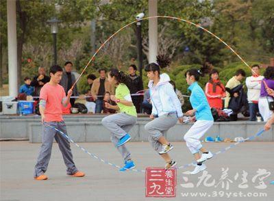 健身运动 花式跳绳技巧带给你别样的乐趣