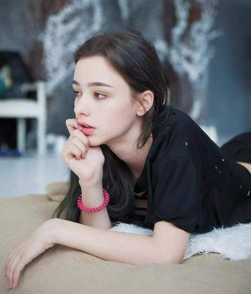 从不拍性感写真,一张脸就虏获了几十万粉丝,还被台湾媒体评价为 "