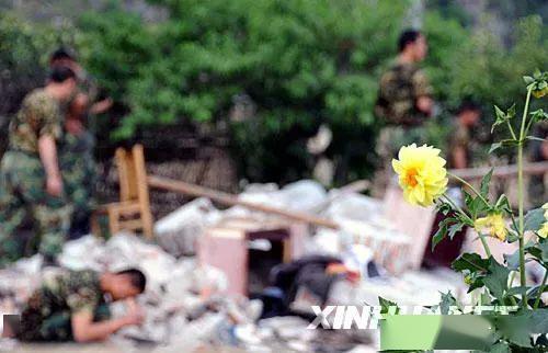 78,6月9日,一群孩子在四川省汶川县映秀镇受灾群众安置点的帐篷边玩耍