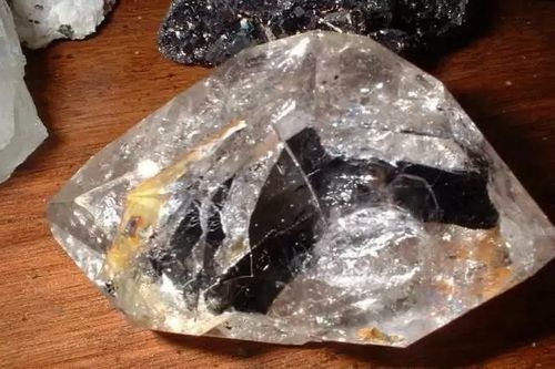 金刚石也是是碳同素异形体之一(还包括石墨烯,富勒烯,碳纳米管,蓝丝黛