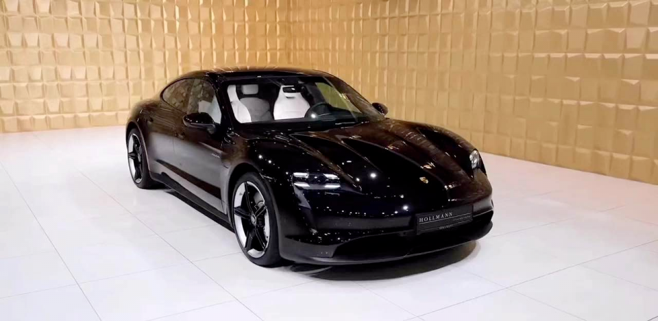 黑色款保时捷taycan电动车