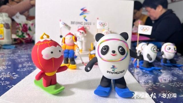 枣庄新闻网讯 一块彩泥,在手中一滚,一揉,再粘上黑色的耳朵,捏出短短