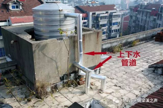 屋顶水箱进出水管(屋顶部分)管道外包裹橡塑保温棉和泡沫保温材质.