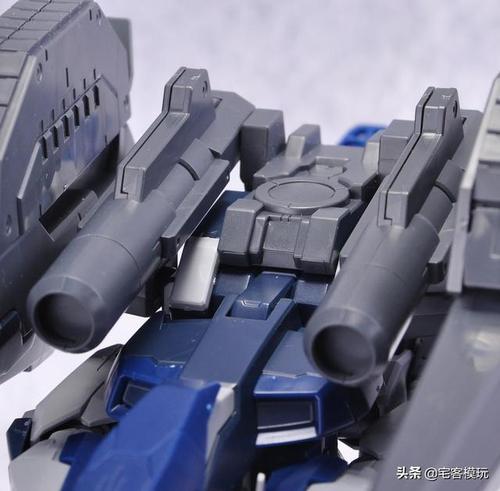 机头两侧是gn火神炮,是迎击射来的导弹的有效武器