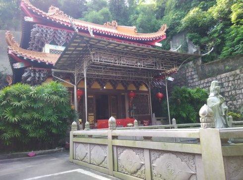楼下建成民国高僧释根宽老和尚墓塔,高3米,由规格石砌成.